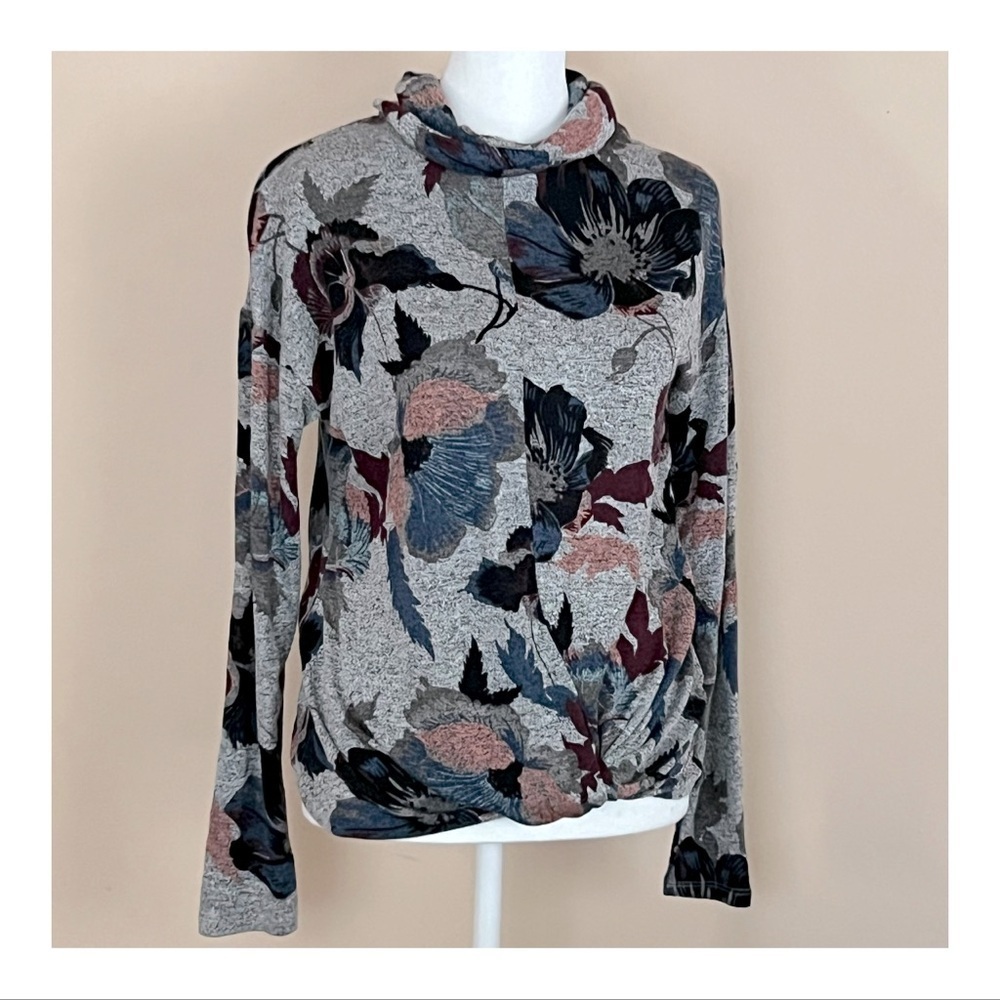 🩶 Jennifer Lopez Gray Floral Twist Front Top || Size Small